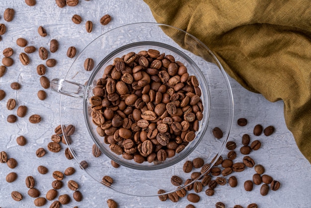 Grains de café torréfiés dans une tasse