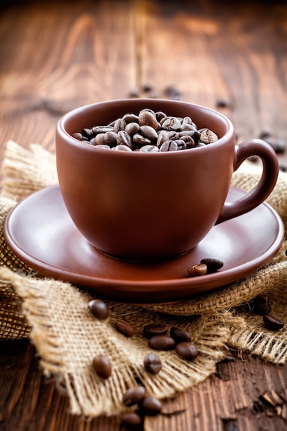 Grains de café torréfiés dans une tasse