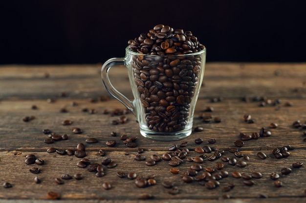 Grains de café torréfiés dans un verre