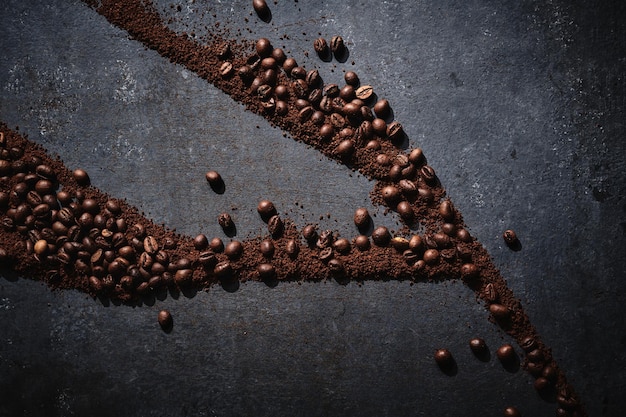 Grains de café torréfiés sur fond gris