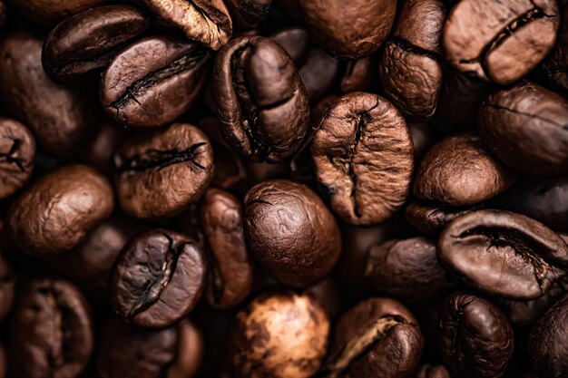 Grains de café torréfiés sur fond signature avec une saveur riche meilleure boisson du matin et mélange de luxe