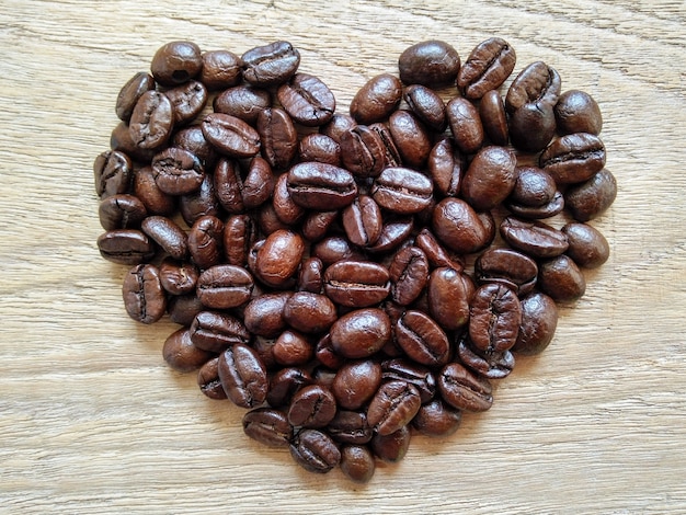 Grains de café torréfiés en forme de coeur