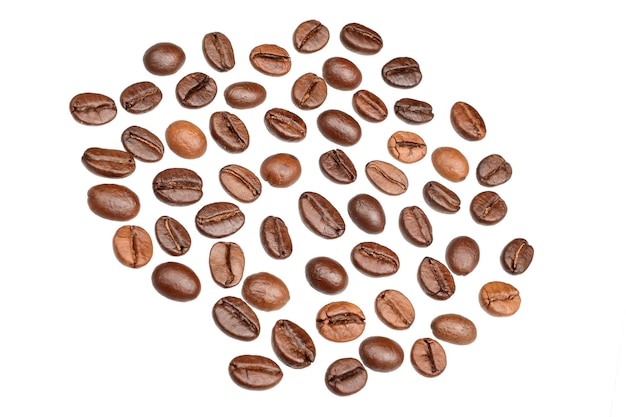 grains de café torréfiés isolés sur fond blanc avec un tracé de détourage