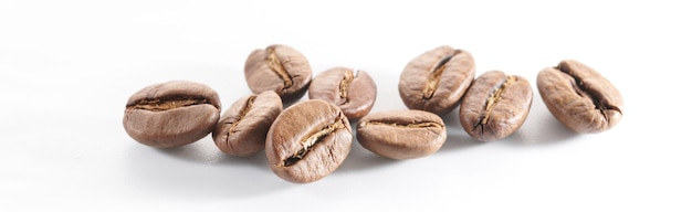 Grains de café torréfiés isolés gros plan sur un tracé de détourage fond blanc