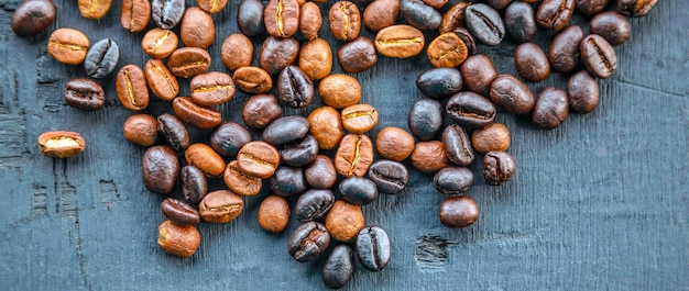 Grains de café torréfiés mélangés ou grains de café mélangés sur fond noir