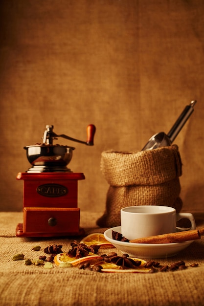 Grains de café torréfiés, moulin à café vintage sur fond de sac