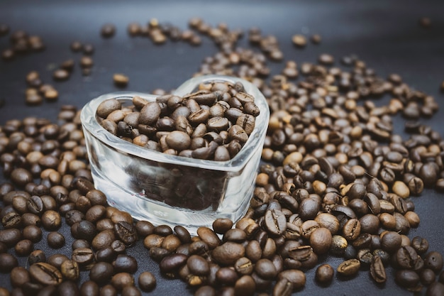 Grains de café torréfiés en verre en forme de coeur