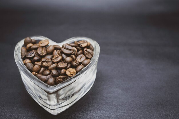 Grains de café torréfiés en verre en forme de coeur