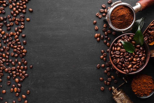 Photo grains de café torréfiés avec vue de dessus avec espace de copie