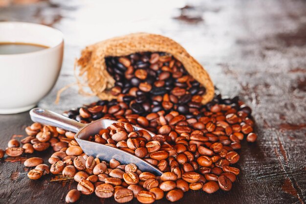 Grains de café versés sur la table