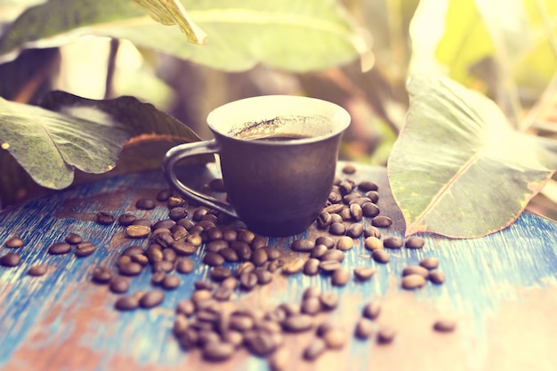 Grains de café sur le vieux bureau à l'extérieur