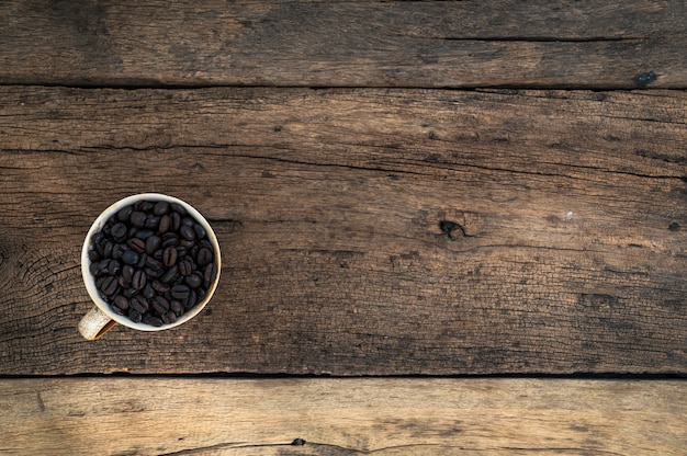 Grains de café sur la vue de dessus de table