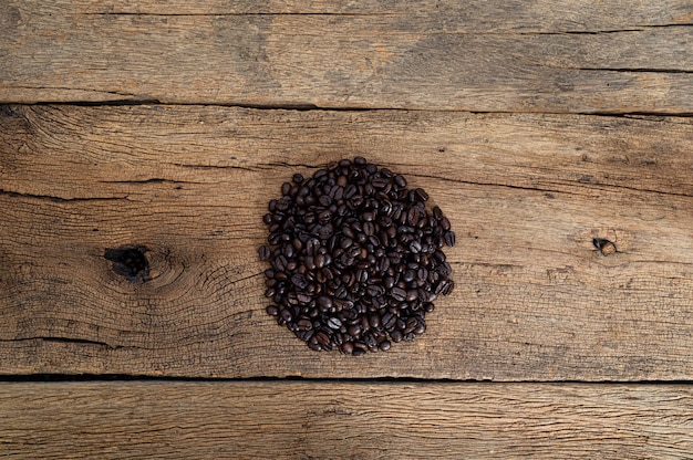 Grains de café sur la vue de dessus de table