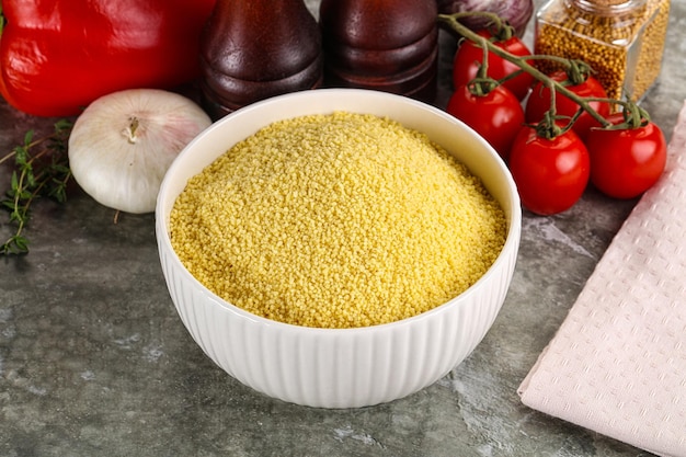 Photo grains de couscous secs de blé cru pour la cuisson
