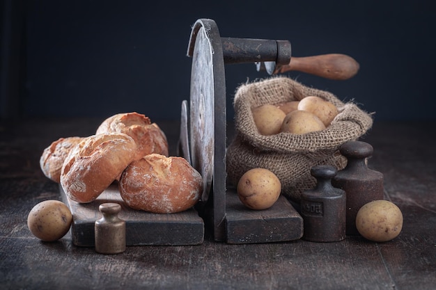 Grains entiers et petits pains de pommes de terre sains dans un sous-sol en bois
