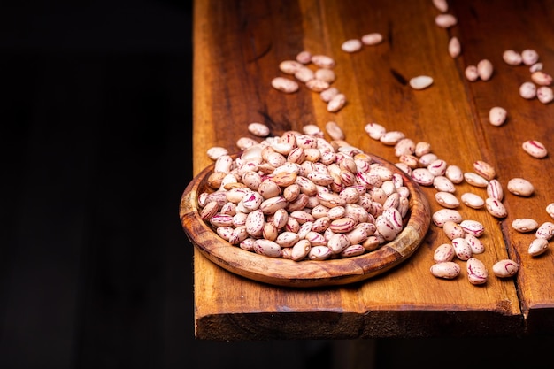 Grains de haricot sur fond de bois