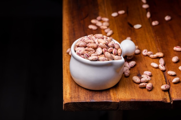 Grains de haricot sur fond de bois