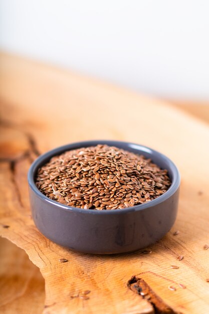 Grains de lin biologique en céramique bolw sur une planche en bois avec espace de copie