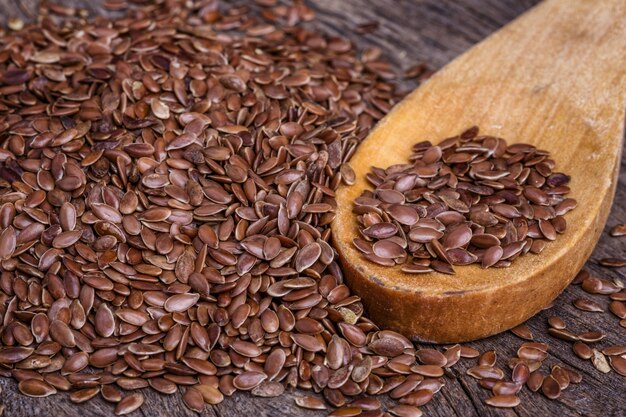 Grains de lin sur une cuillère en bois. Fermer.