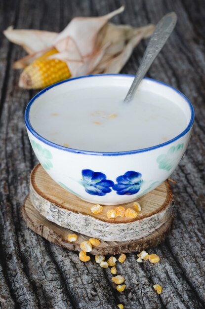 Grains de maïs cuits au lait sur une table en bois