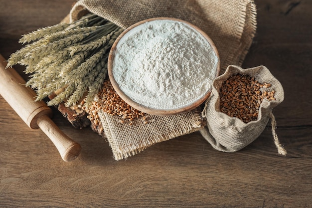 Grains de pain épis de blé et de farine sur une bannière publicitaire de boulangerie de fond en bois