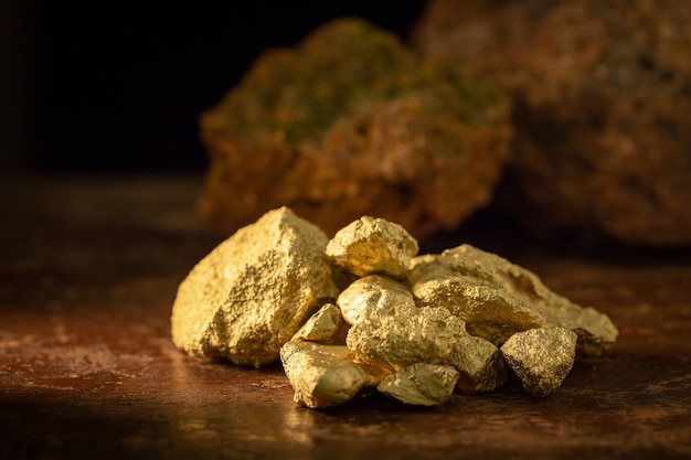 Grains de pépite d&#39;or sur une table en bois