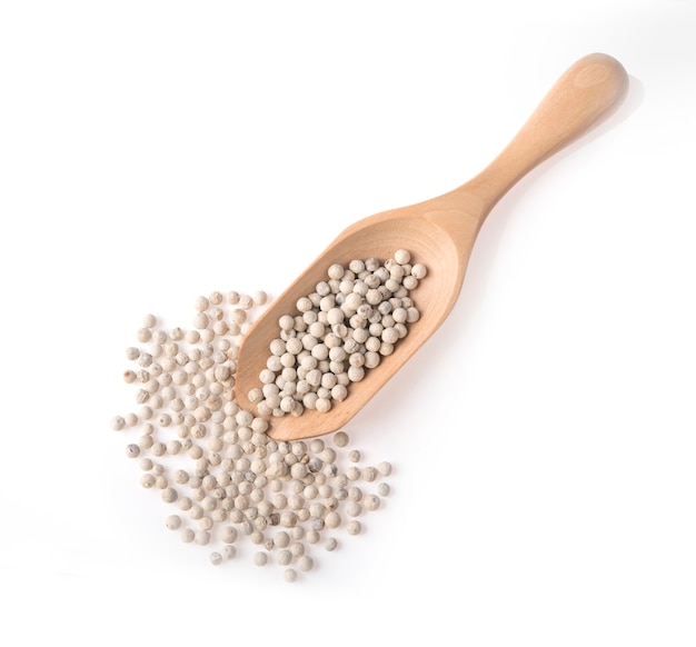 Grains de poivre en cuillère vue de dessus en bois sur fond blanc