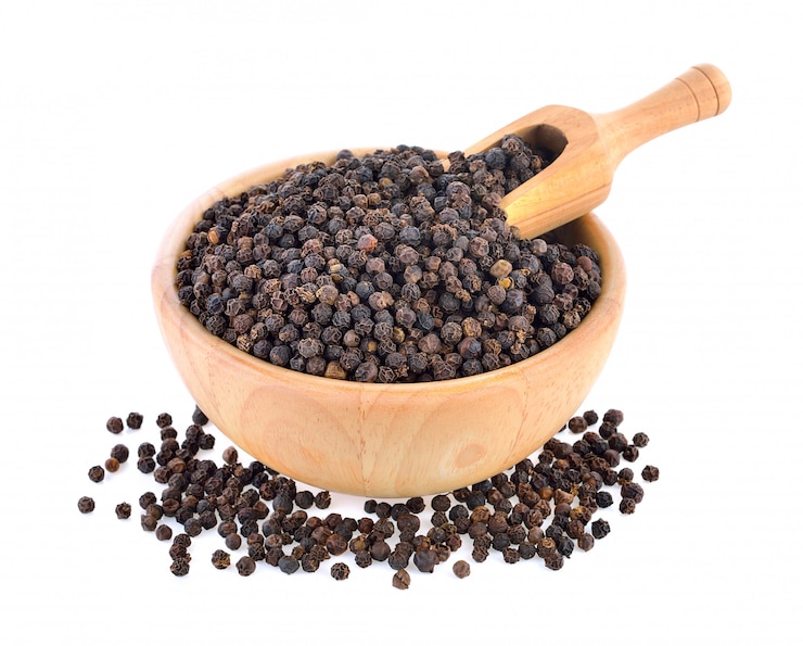 Photo grains de poivre dans un bol en bois avec une cuillère