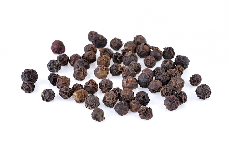 Photo grains de poivre sur mur blanc