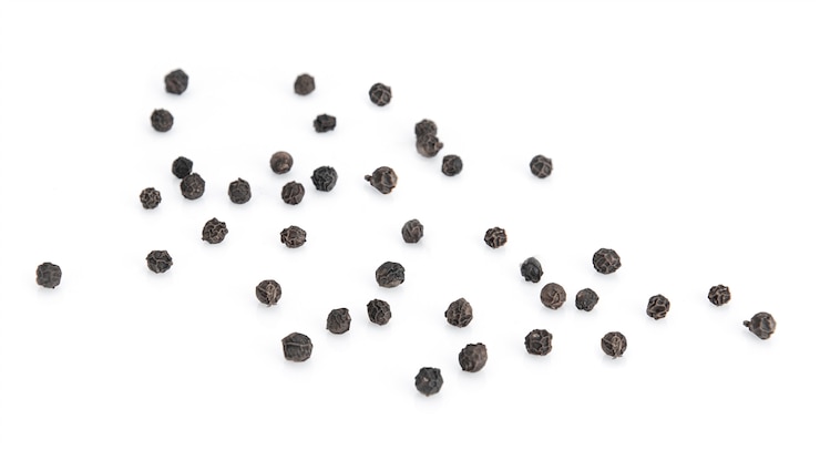 Photo grains de poivre noir isolés