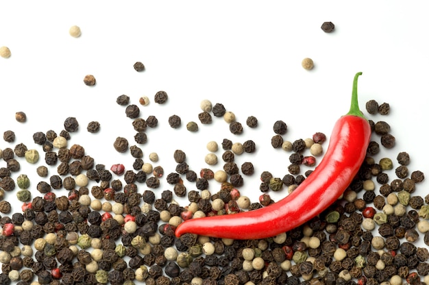 Photo grains de poivre parfumés et gousse de piment rouge isolés sur blanc