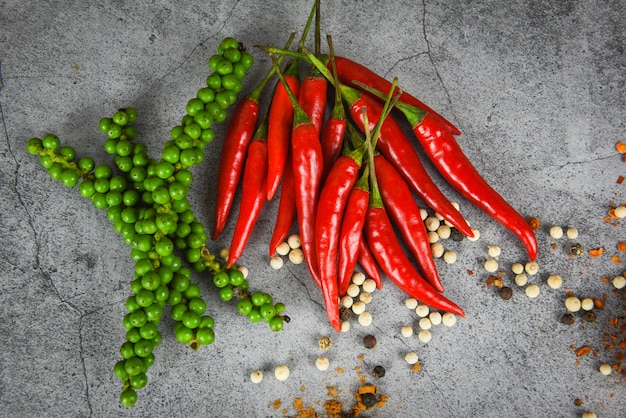 Grains de poivre et de piment rouge frais sur graines de poivre vert foncé et frais, poivre frais pour la cuisine des ingrédients cuisine thaïlandaise herbes et épices