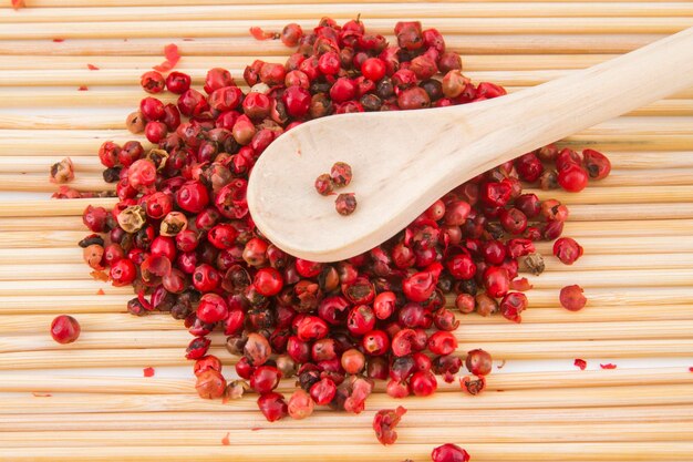 Grains de poivre rouge sur planche à découper