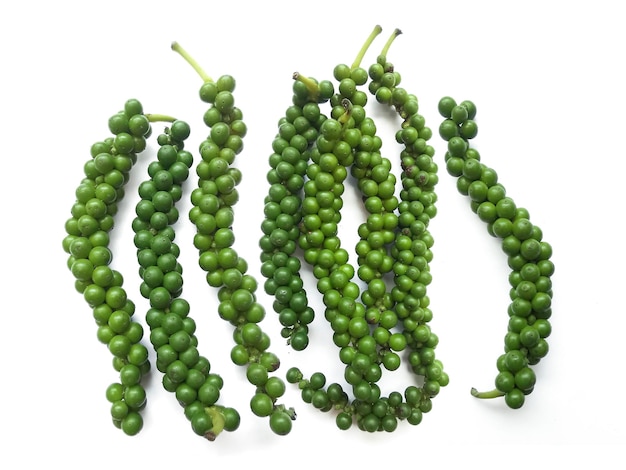 grains de poivre vert frais isolés sur un fond blanc