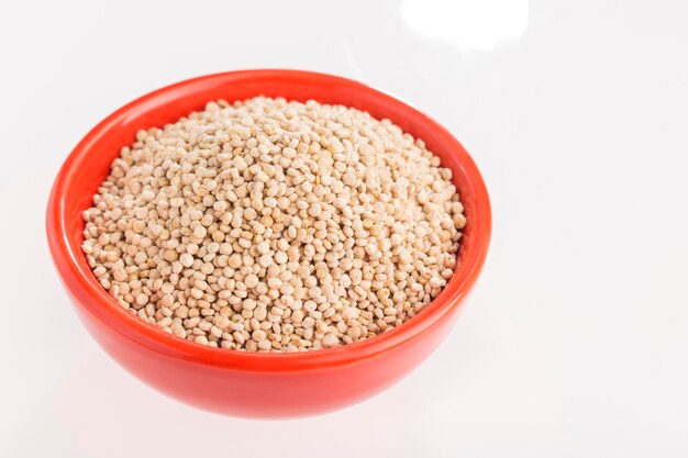 Grains de quinoa dans un bol isolé sur fond blanc Quinoa Chenopodium