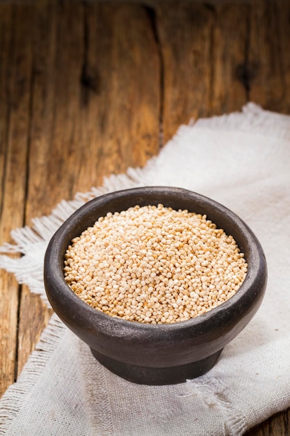 Grains de quinoa dans un conteneur de céréales saines libre de droit