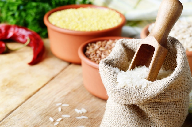 Grains de riz bio dans un sac de jute sur la table de la cuisine