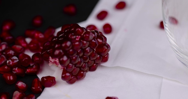 grains rouges de grenades pelées en gros plan