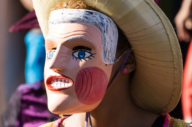 Granada, Nicaragua - 15 février 2017 : personnes portant des vêtements traditionnels et des masques colorés lors de la célébration du carnaval. Folk traditionnel nicaraguayen