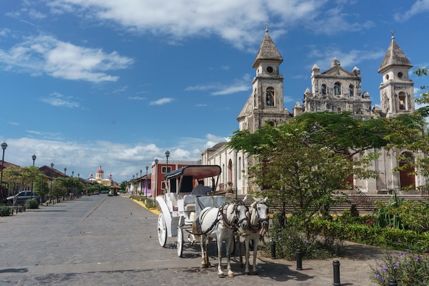 Granada, Nicaragua - 21 décembre 2016 : vue sur l'église de Guadalupe avec la Calzada, la rue la plus touristique du Nicaragua