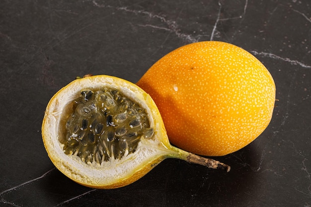 Granadilla jaune avec la moitié coupée