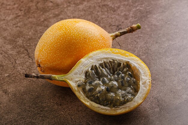 Granadilla jaune avec la moitié coupée