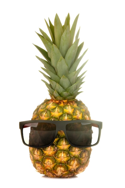 Grand ananas de fruits mûrs frais dans des lunettes de soleil. fruit d'été