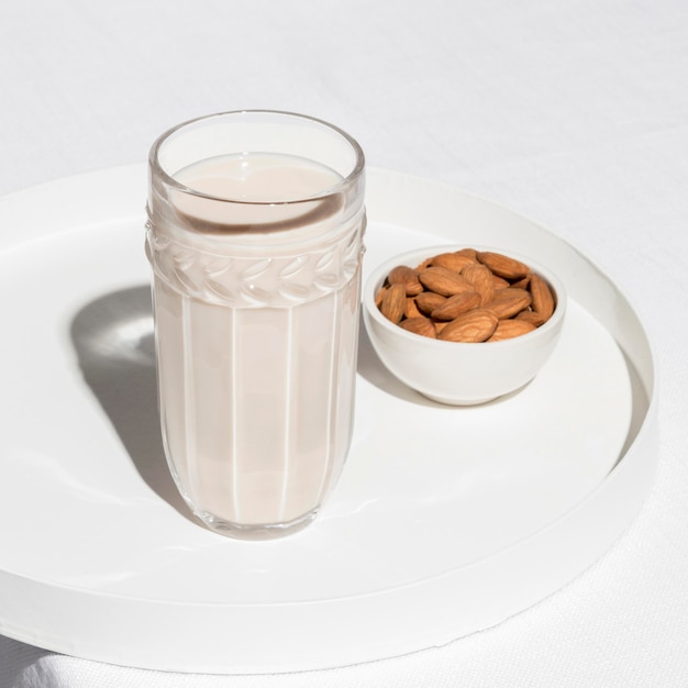 Photo grand angle de verre avec du lait et des amandes