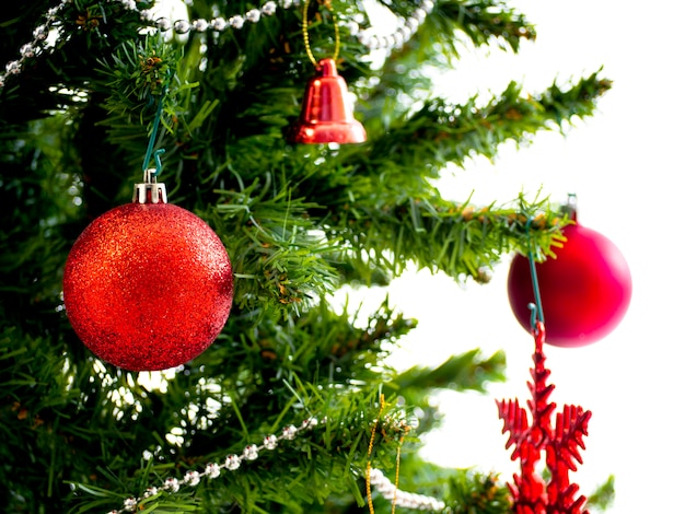 Le grand arbre de Noël décoré d&#39;étoiles et de belles boules rouges célèbrent la fête.