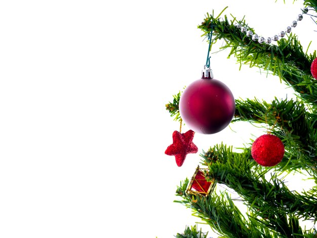 Le grand arbre de Noël décoré d&#39;étoiles et de belles boules rouges célèbrent la fête.