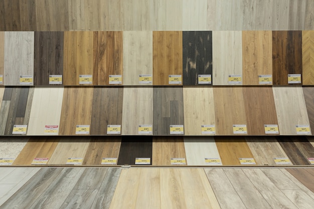 un grand assortiment sur les étagères du magasin avec des échantillons de parquet pour la maison.