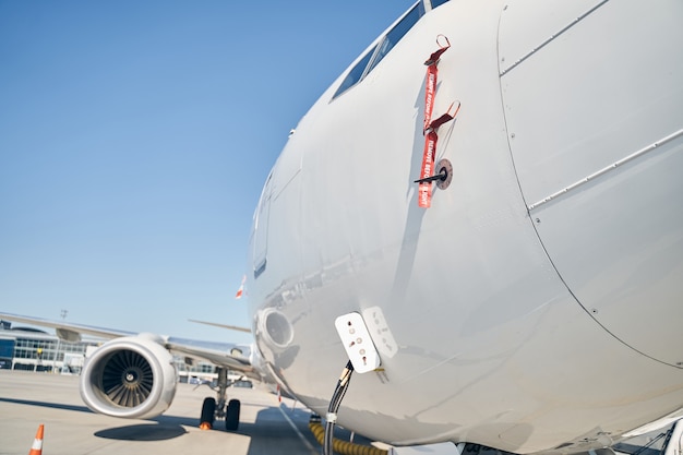 grand avion civil au sol avant le processus de ravitaillement à l'aérodrome