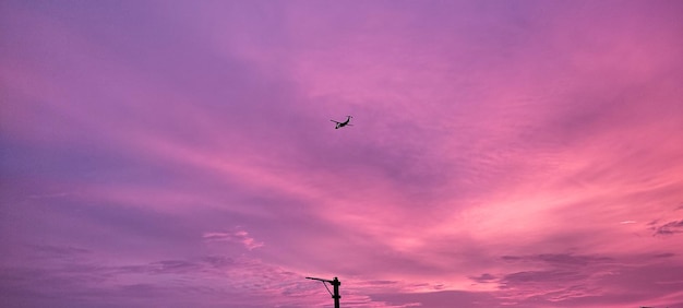 Grand avion sur fond de coucher de soleil