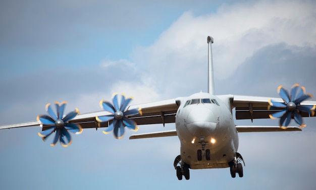 Photo grand avion de transport militaire dans le ciel. fermer.